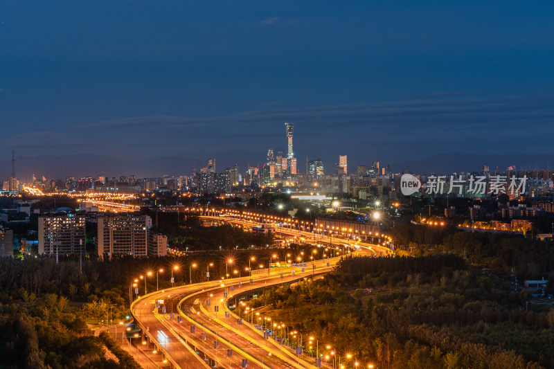 北京夜晚城市道路与高楼大厦的景象