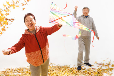 老年夫妇放风筝