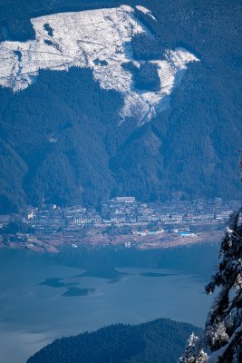 四川眉山瓦屋山景区雪山湖畔的宁静小镇