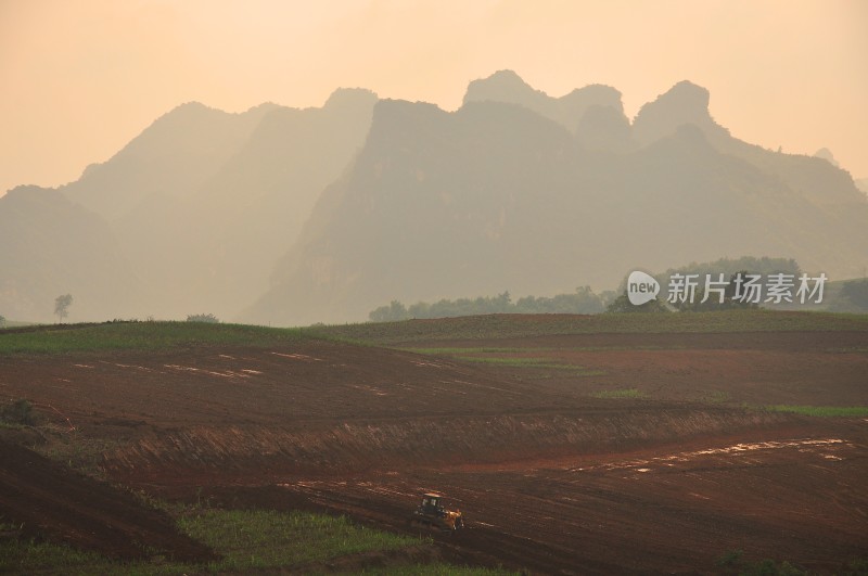 夕阳下天青色远山雾气腾腾河流山水倒影