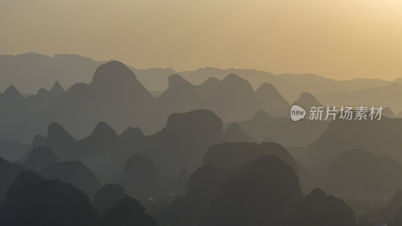 鸟瞰日落时分的桂林山景