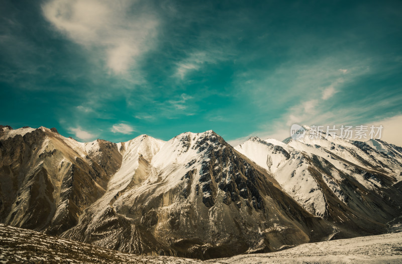 壮丽雪山天空自然风景