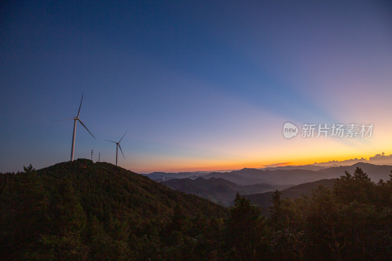 山间日落时的风力发电机