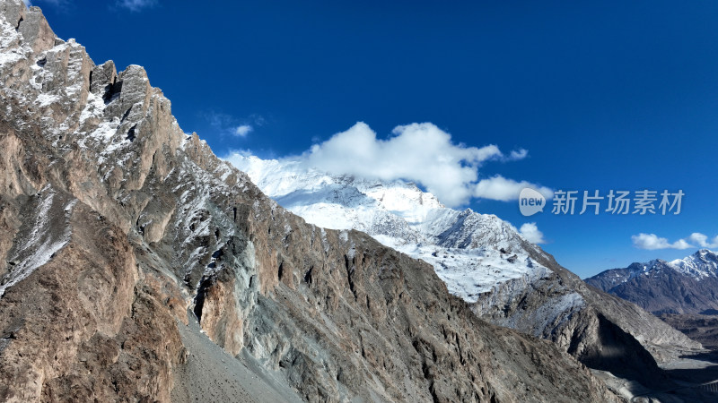 冬季雪山航拍空境高清图片