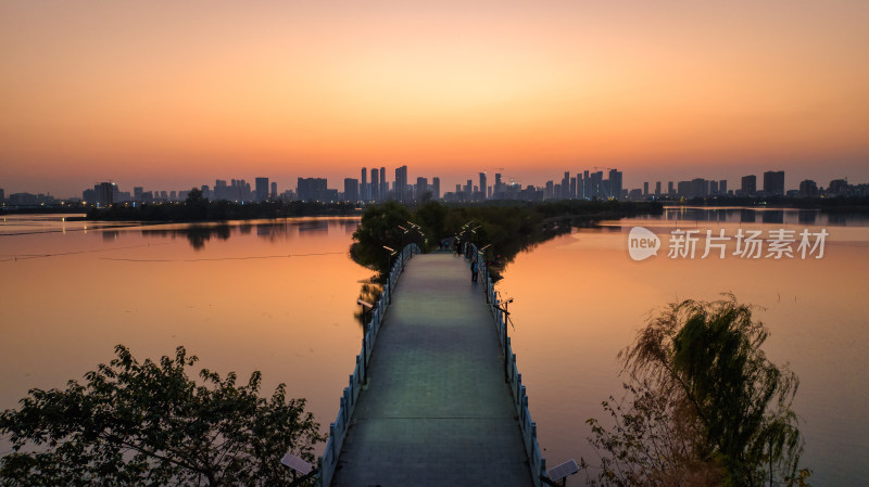 夕阳下的武汉金银湖风光