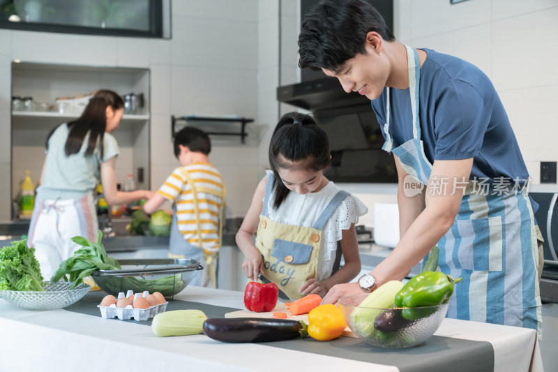 年轻父母教孩子学做饭