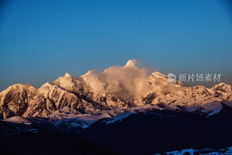 南迦巴瓦峰的日落金山