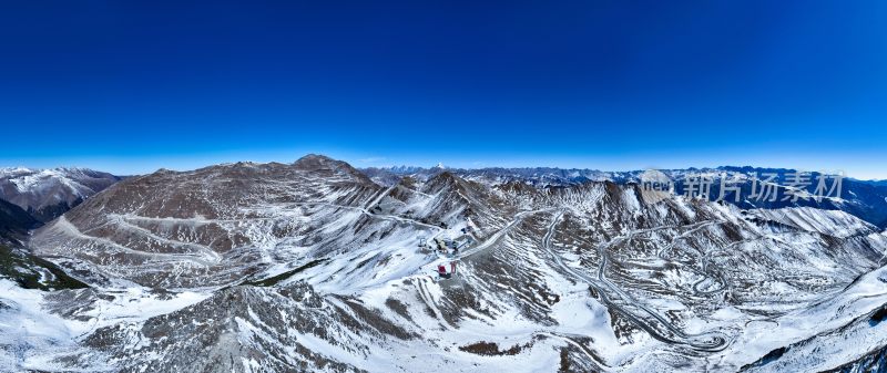 壮观的雪山全景，银白世界尽显自然之美