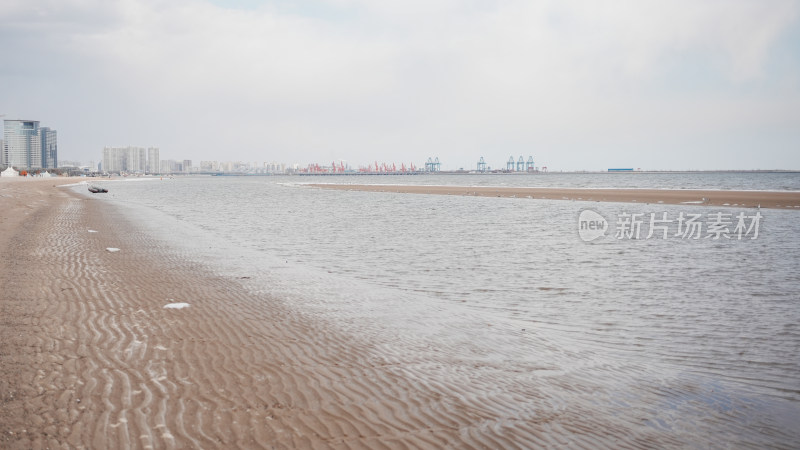 城市边的海滩景象