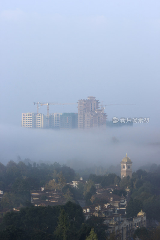 晨雾中的成都市温江区风光