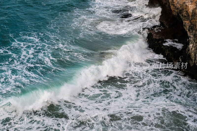 海浪拍打岸边岩石景观