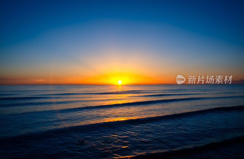 青海黑马河乡青海湖日出唯美自然风光