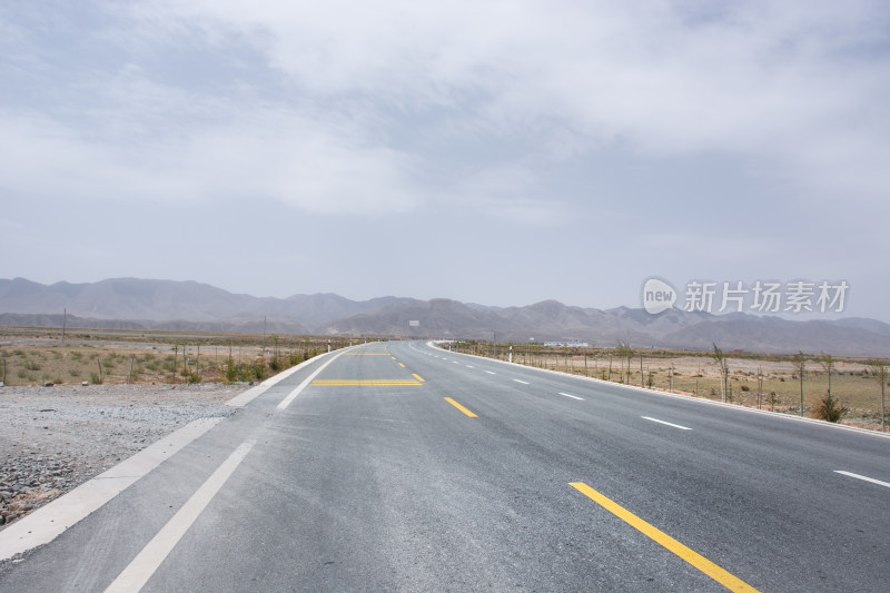 中国西北甘肃境内空旷的隔壁沙漠公路