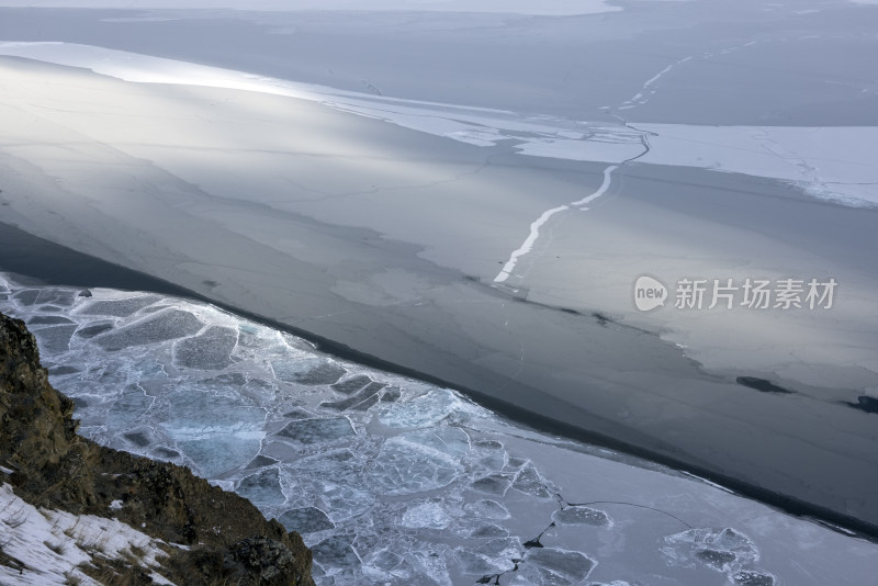 俄罗斯贝加尔湖冬季蓝冰景观