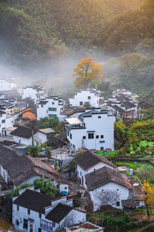 航拍江西婺源石城徽派建筑秋色枫叶村庄日出