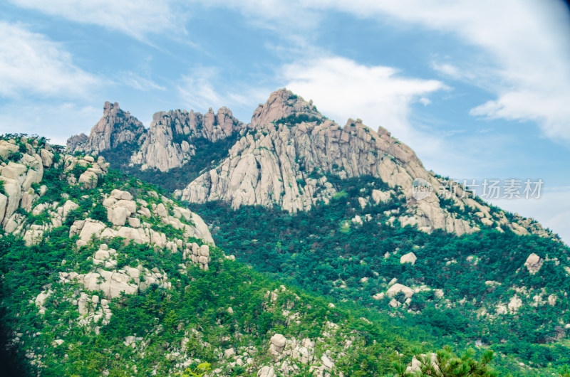 中国青岛崂山景区，山势雄伟