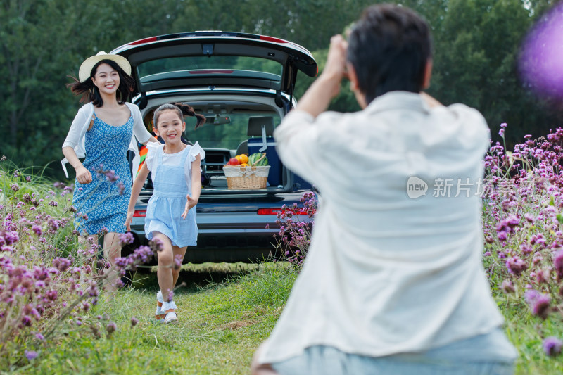 快乐的小女孩奔向爸爸