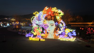 航拍山东威海华夏城景区春节花灯打铁花