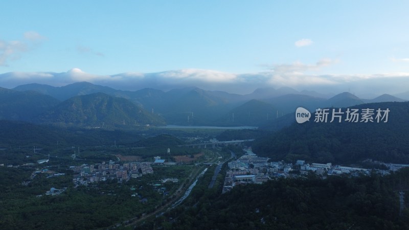 广东东莞：山峰之上云层密布