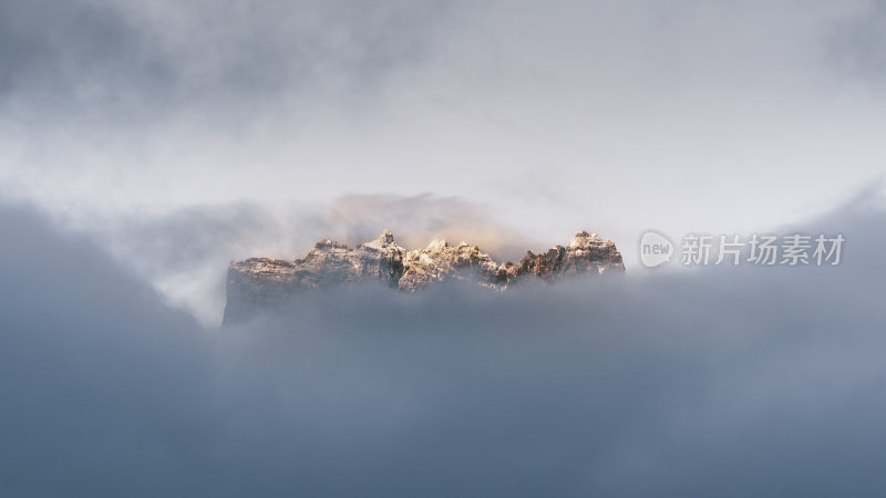 云南德钦梅里雪山-云端之上的加瓦仁安峰