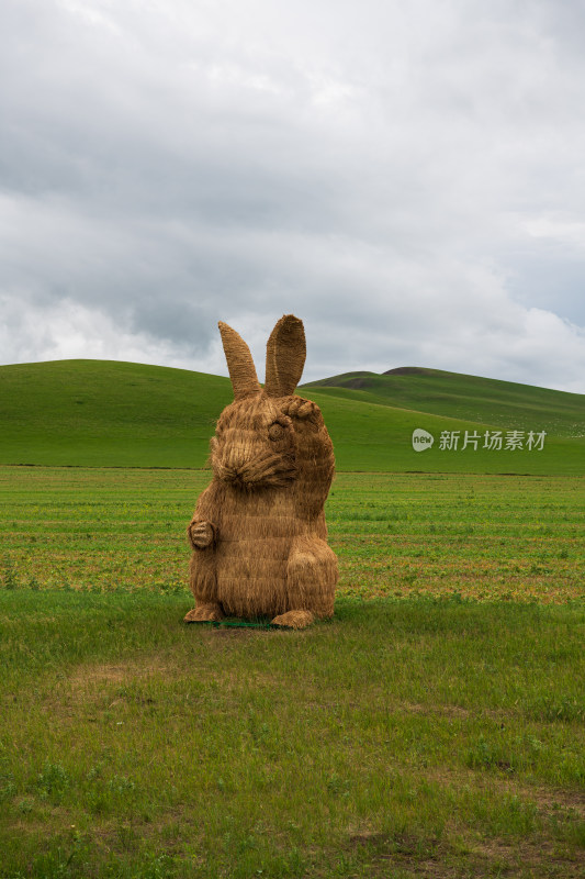 锡林郭勒盟乌拉盖草原路边牧草做的动物雕像