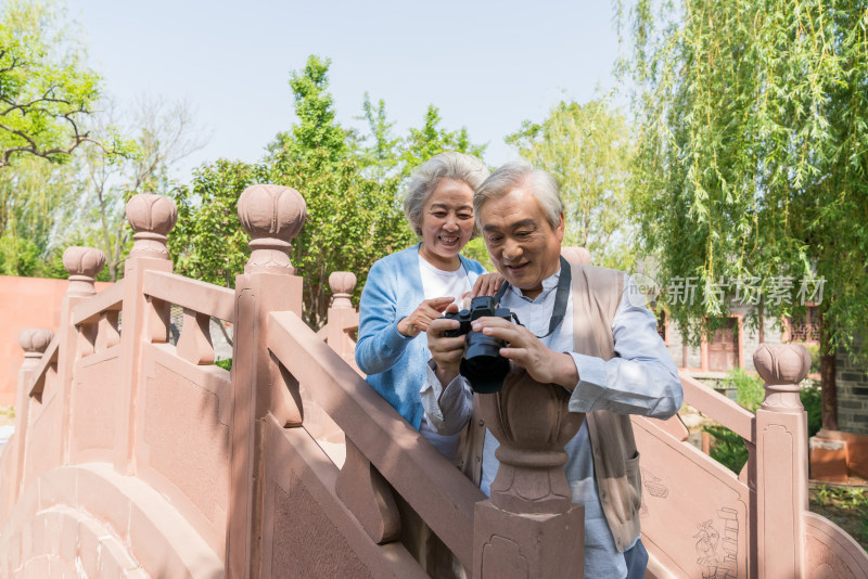 老年夫妻旅游