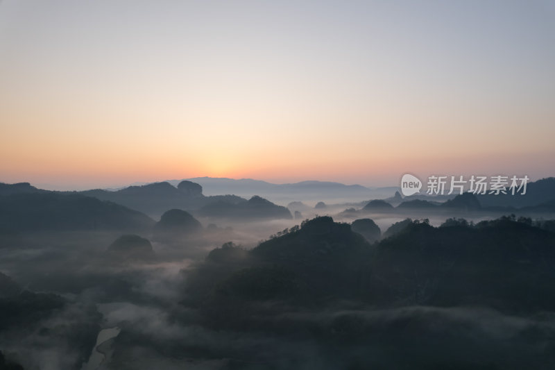 国风意境山水云海日出风格