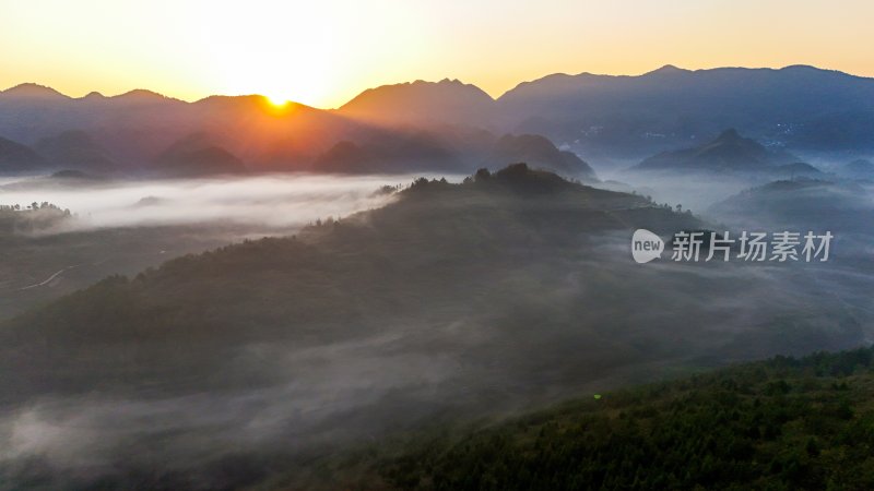 重庆酉阳：霜降后的山坡“红似火”