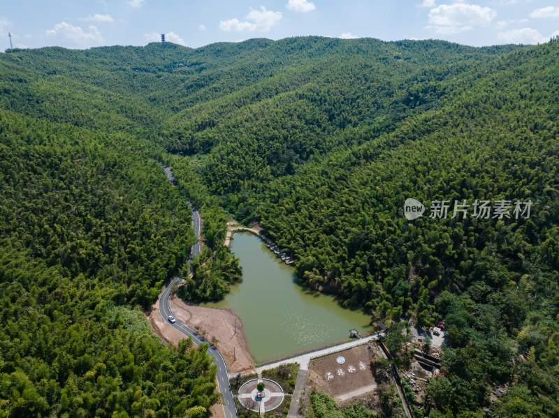 蓝天白云下航拍蔡伦竹海、层峦叠嶂的远山