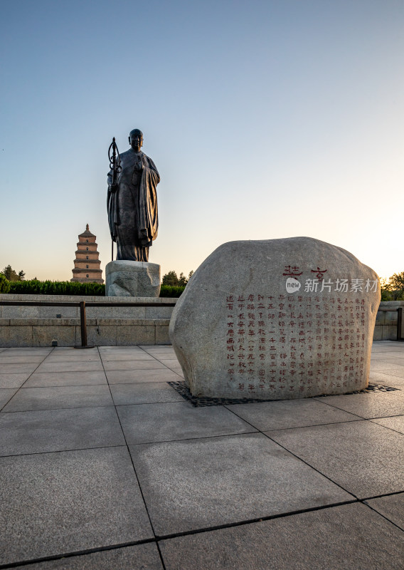 清晨的西安大雁塔大雁塔南广场玄奘雕塑景观