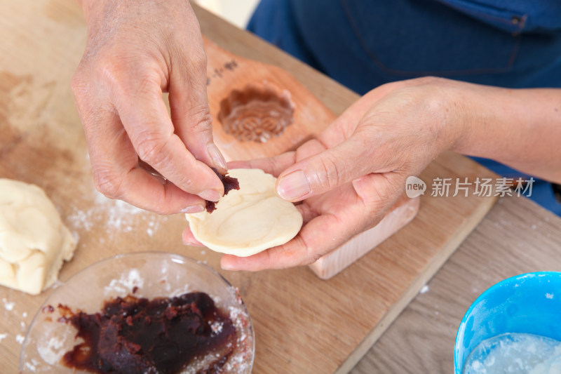 面点师制作糕点手捏红豆沙特写