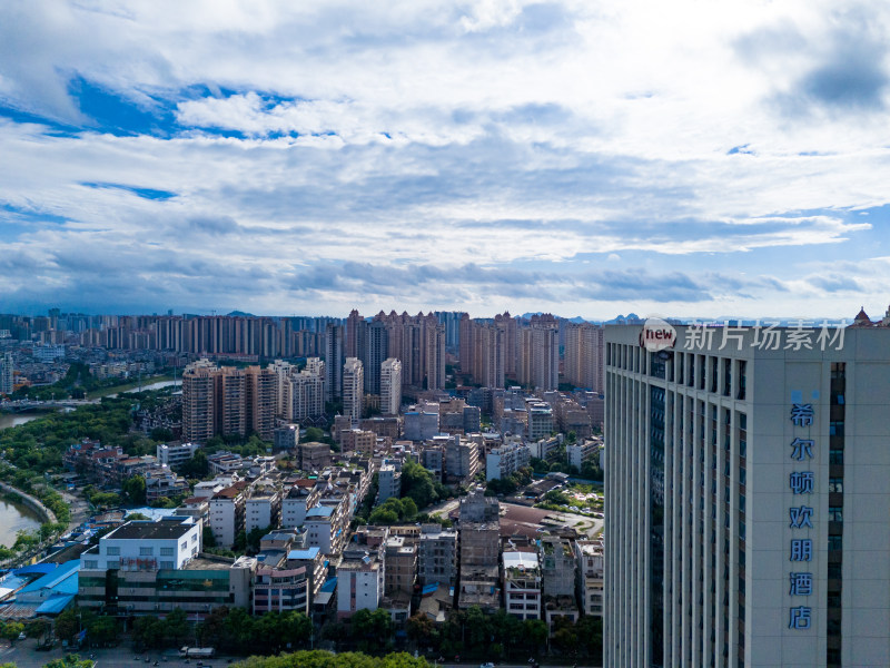 广西玉林城市蓝天白云航拍图