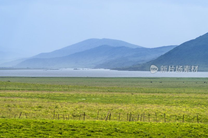 若尔盖草原与远处层峦起伏的山川河流