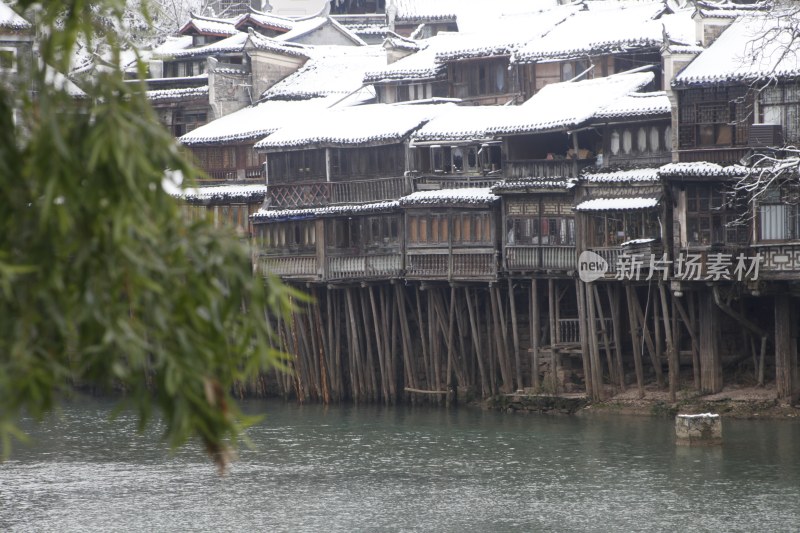 凤凰古城：古韵悠悠，山水如画。