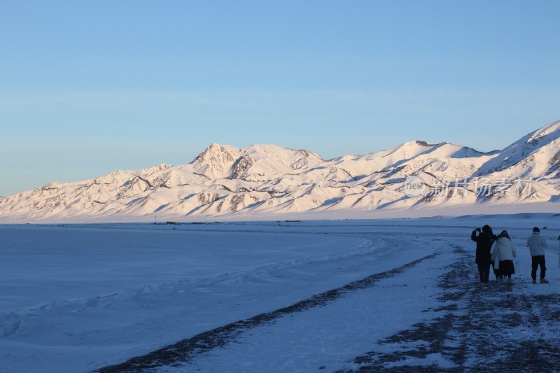 雪地河畔人群休闲场景