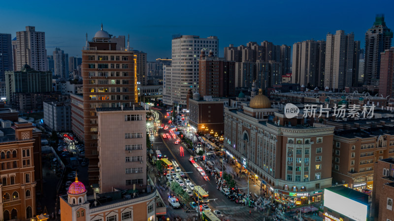 城市街道夜景高楼车流