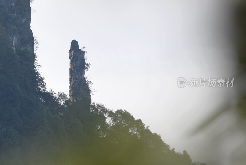 重庆酉阳：乌江雾中的石笋