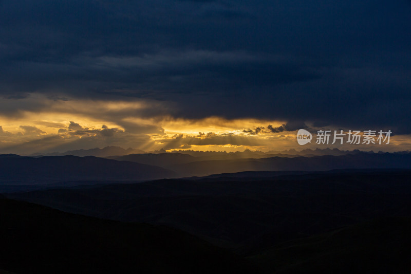 青藏高原远处山脉日落晚霞