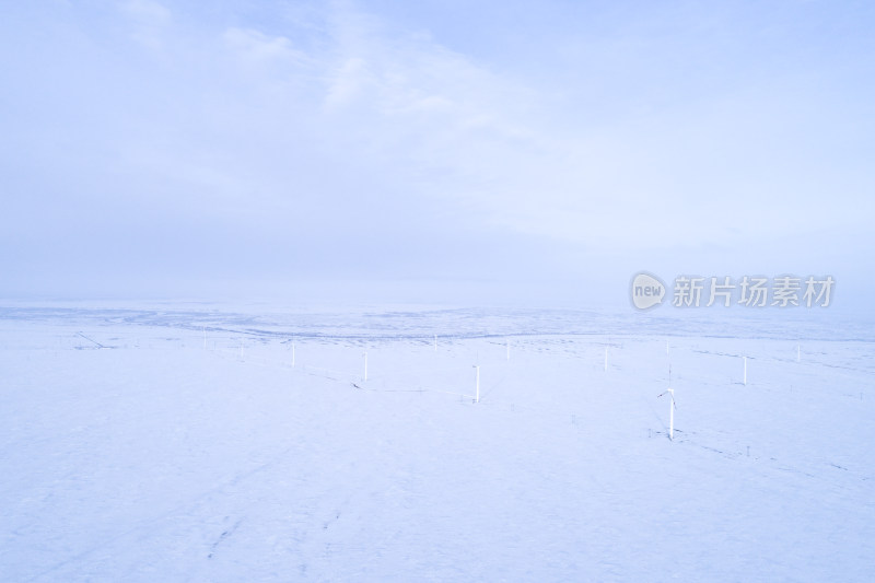 冬季雪地里的风力发电场