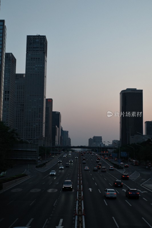 城市道路高楼与行驶车辆