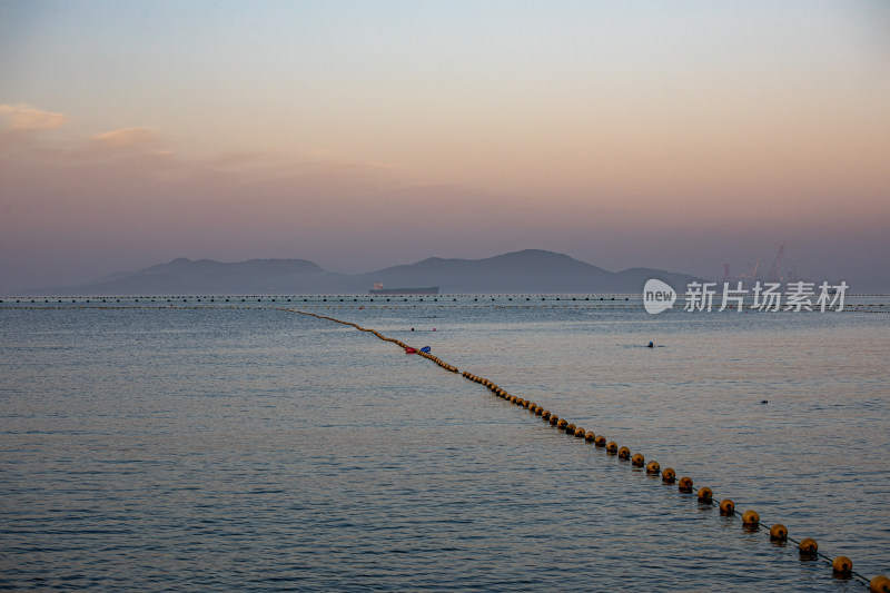 青岛信号山公园红瓦绿树碧海蓝天黄昏日落