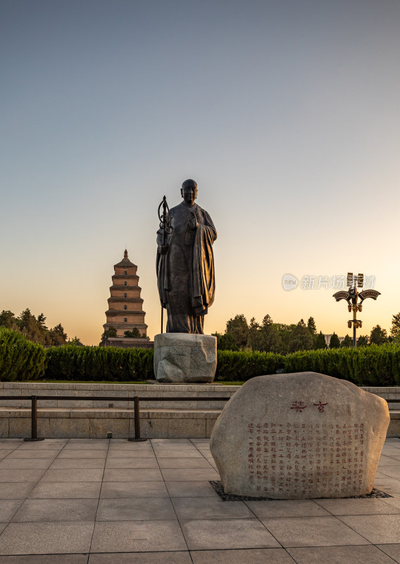 清晨的西安大雁塔大雁塔南广场玄奘雕塑景观