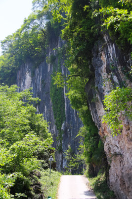 悬崖下的挂壁公路