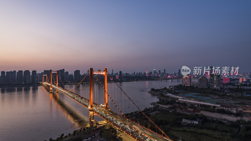 夜色中灯火辉煌的城市大桥鹦鹉洲长江大桥