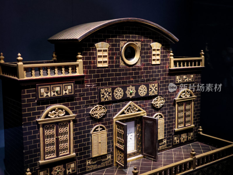 故宫博物院瑞士黑漆描金楼式钟