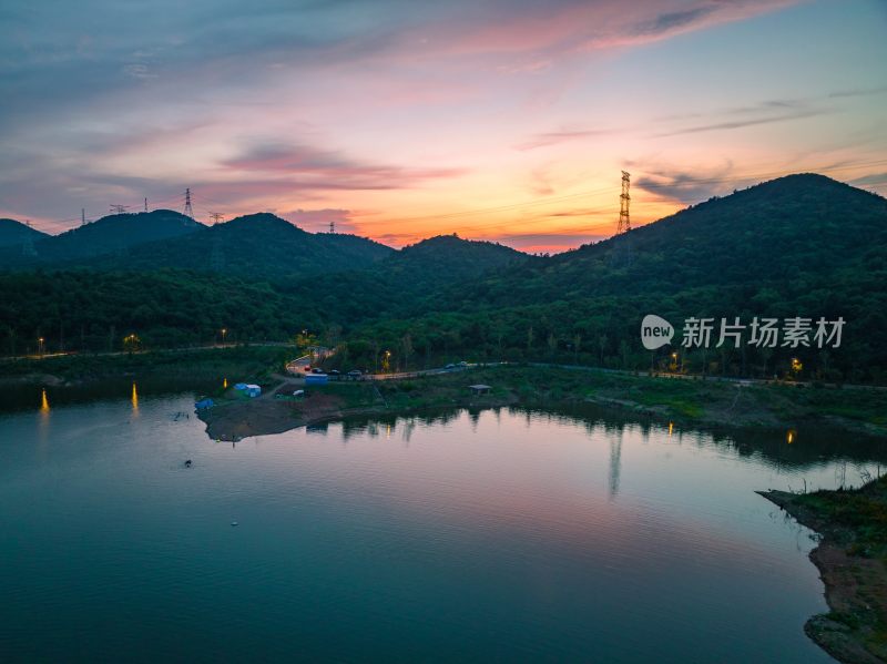 山间湖泊日落