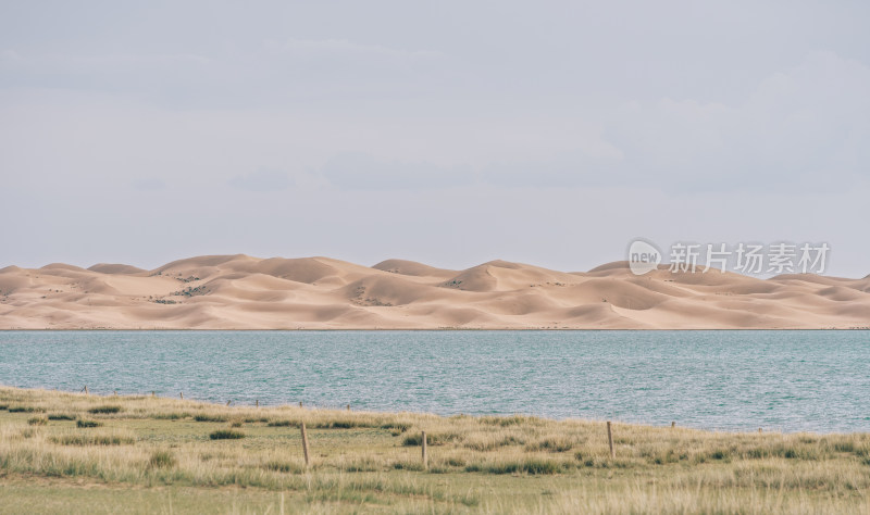 青海省海北州尕海湖畔-草地、湖泊与沙漠