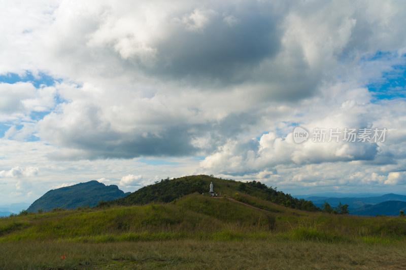 山顶的天空和风景