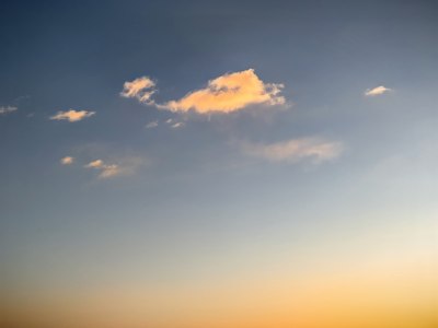 天空中飘荡着白云的美丽黄昏景象