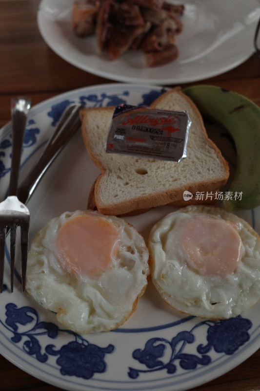 早餐盘中煎蛋面包与黄油